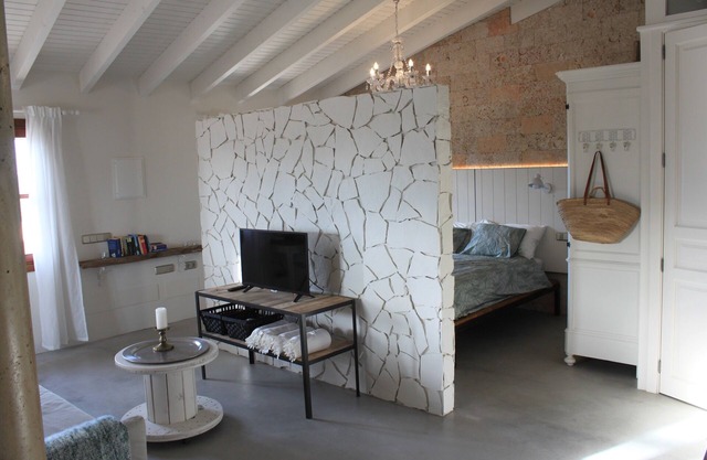 Full apartment Loft, 5 min. beaches, with AC, wireless, satellite TV .