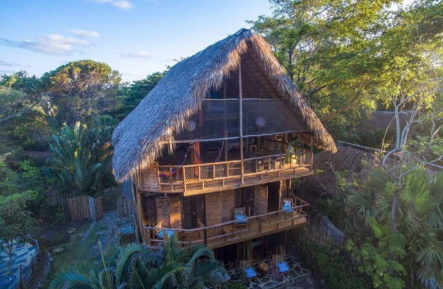 Full beachfront resort of 16 bedrooms, with large treehouse, perfect for parties