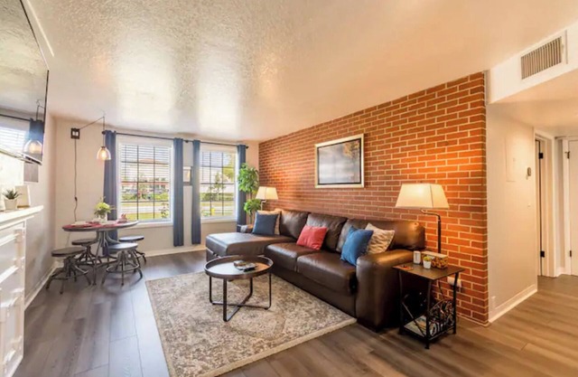 Full kitchen - mins to airport, downtown, concerts.