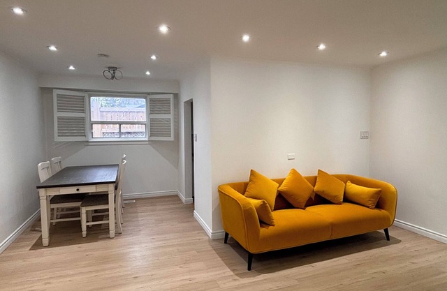 Full Privacy, 4BR Bungalow Near Lake, HWY 401, and Toronto Pearson Airport