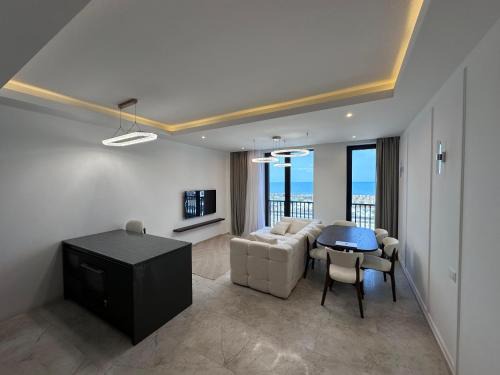 Full Sea View Apartment at The Grand Hotel, Sea Breeze