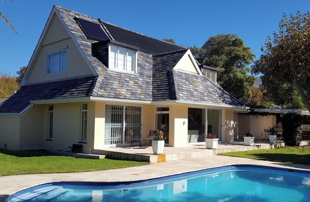 Fully equipped villa with solar-heated pool at the Constantia Valley Wine Route