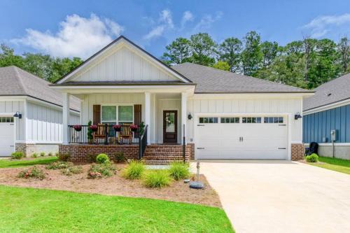 Fully-Fenced Backyard l Perfect for Families and Groups