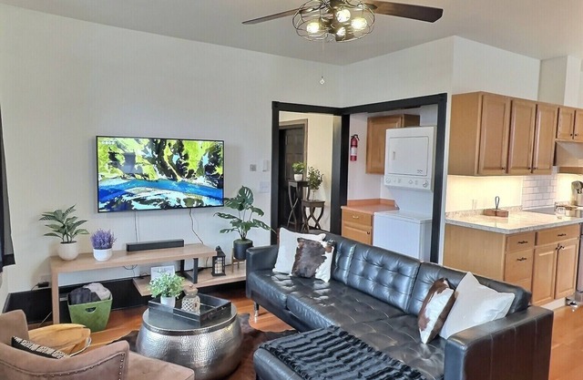 Fully-furnished Modern Apartment/Executive Suite in Heart of Townn