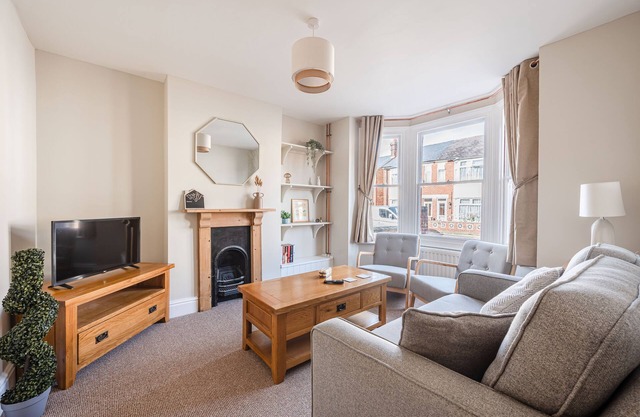 Fully Furnished Three Bed House With Free Parking