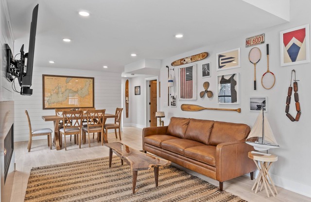 Fully remodeled Lake Retreat-Walking distance to Lake Geneva includes boat slip!