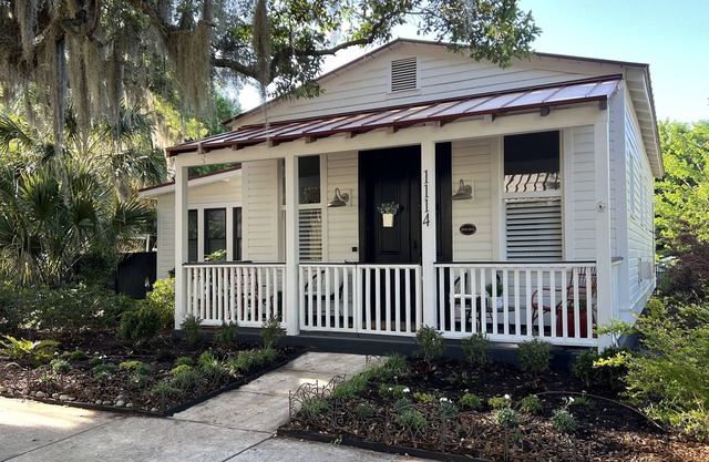 Fully renovated, luxuriously appointed 1920s home in Historic District