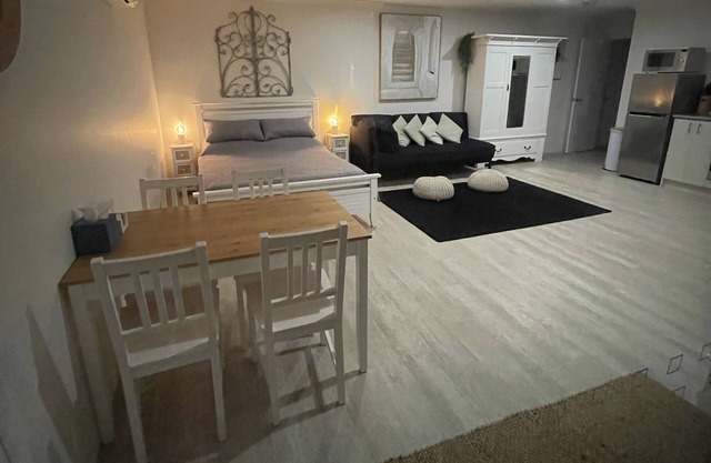 Fully Self Contained 1 Bedroom Accommodation.