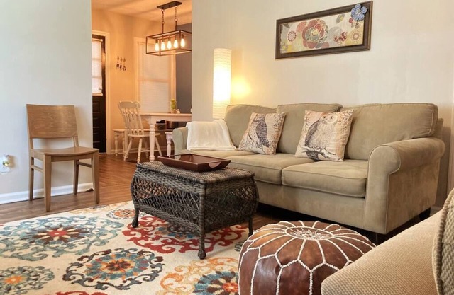 Fun 2 bedroom home w/office space, 14 min to Fort