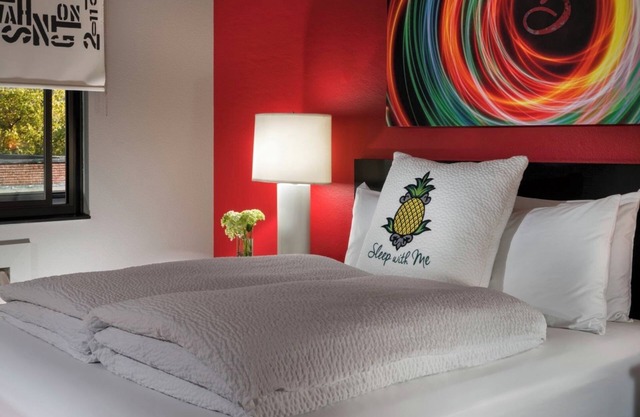 Fun and Funky Room w/Tub Near Seattle Waterfront & Space Needle, Pets Welcome!