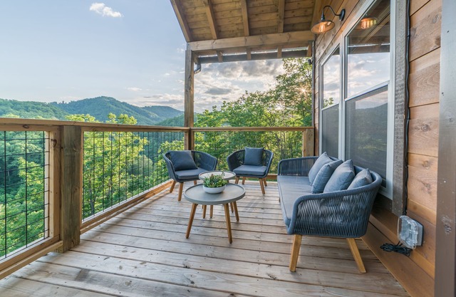 Fun and Funner! Family cabin with mountain view and pinball!