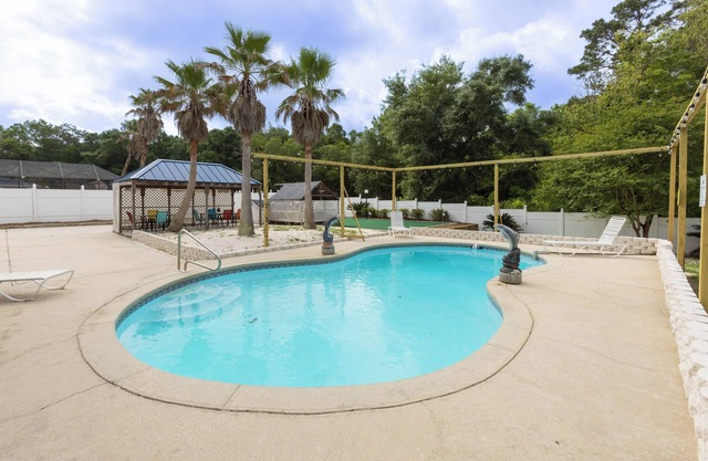 Fun Daze- *Heated Pool! Stay During Thanksgiving & Get A $50 Gas Card!