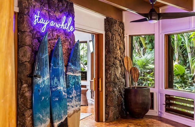 Fun Hawaii Hobbit House w/ AC, Tropical Vibes, Mountain View, Steps to the Beach