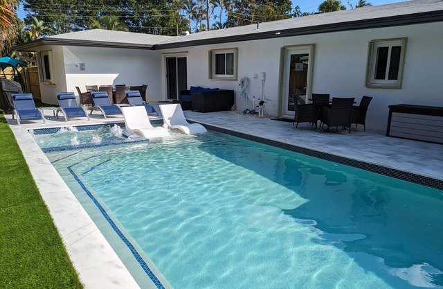 "Fun"kadelic Flat! Shared Heated Pool n Spa! Beach 1.4 miles! Walk to Food n Fun