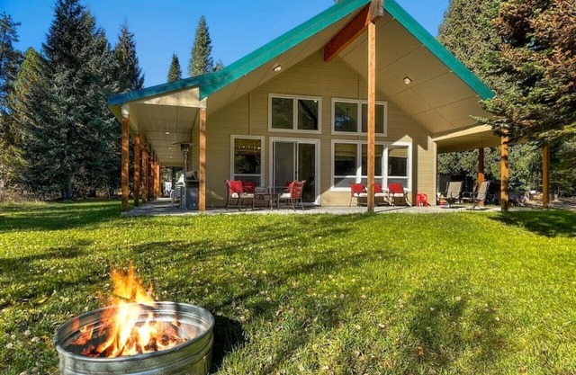 Fun Modern Cabin Near Clear Creek Station