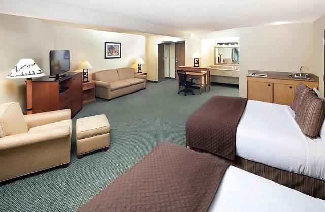 Fun Nature Trip! 3 Convenient Units, Free Parking, Pool, Pets are Welcome!