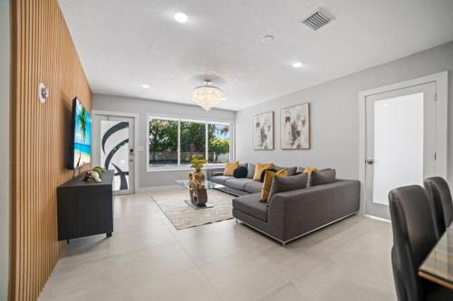 Fun Oasis Getaway Pool, BBQ, Games and More L77