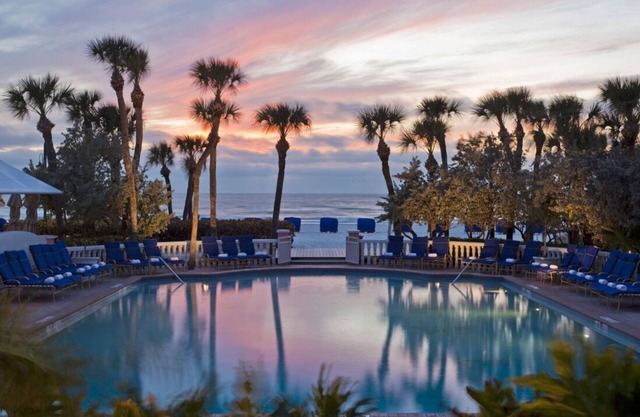 Fun-packed Stay! Minutes to St. Pete Beach! 4 Relaxing Room, Outdoor Pool