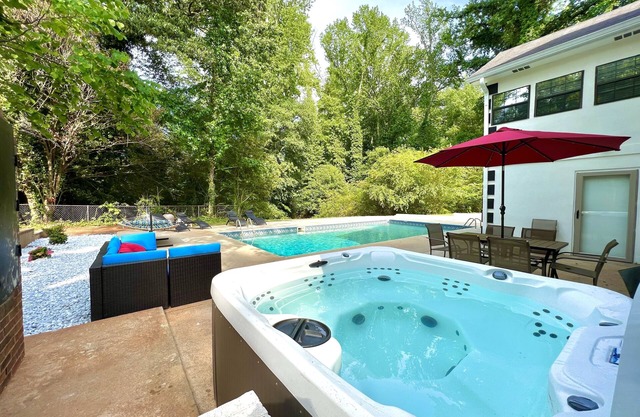 Fun Spacious 3-level vacation home with Foosball,Sauna,BBQ,HotTub &SUMMER:Pool