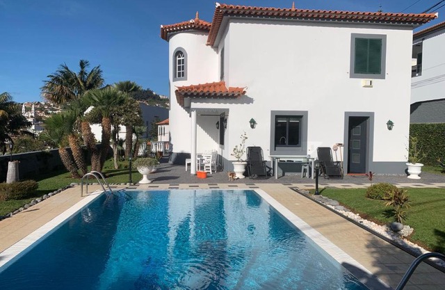 Funchal Apt- Sleeps 2 - Pool & Parking - Madeira