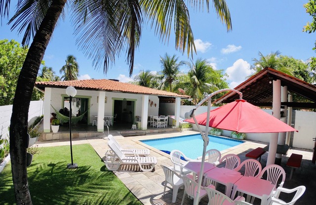 Furnished beach house with pool and barbecue - 5 bedrooms, 4 bathrooms.