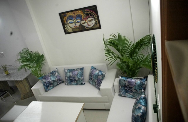 Furnished Service apartment for minimum 1 month stay with common Kitchen