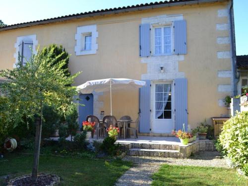 Gîte familial avec jardin au bord de l'eau, terrasses, vélo, jeux, proche Charente, WiFi inclus - FR-1-653-189