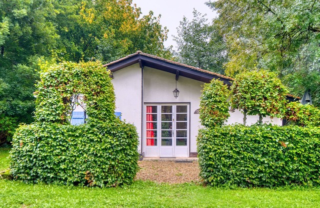 Gîte Le Fil de l'Eau - Domaine l'Étang des Mirandes with Shared Pool
