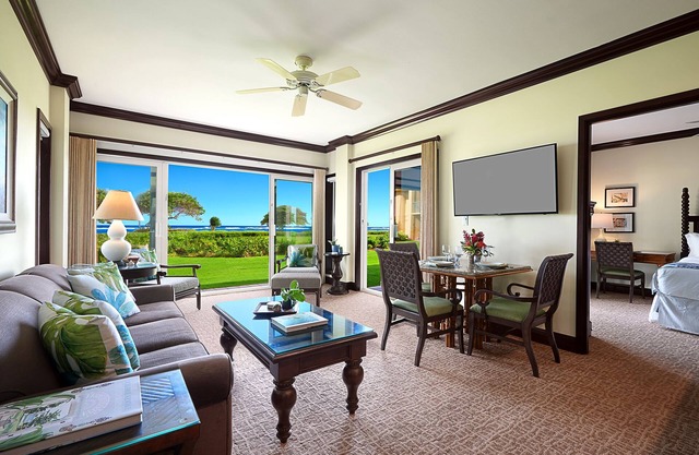 G106 - Stunning Ground-Floor Oceanfront Suite with AC Steps to the Water!
