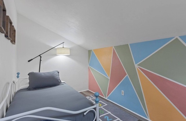 Gainesville Dart Boards Inspired, Family Friendly Condo w/Dart Board+Games