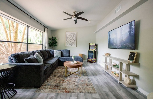 Gainesville Gem: 2/2 Near Shops & Restaurants