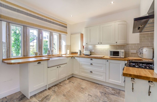 GALEN CROFT, family friendly, with open fire in Curbar