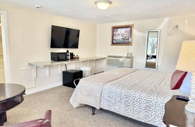 Gallagher's Travels Room One (King Bed)