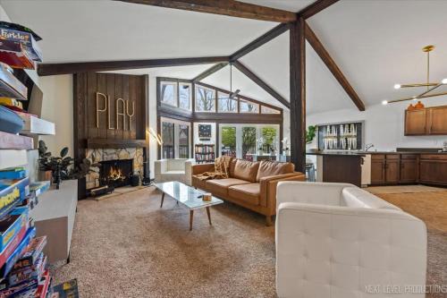 Game Lovers Getaway In Abbey Springs with Golf Cart