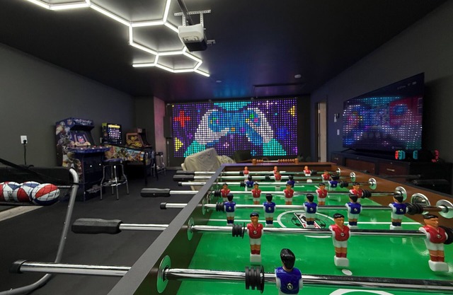 Game On! Epic Gameroom, King, fireplace, firepit, parking, 300Mbps, 5 Smart TVs