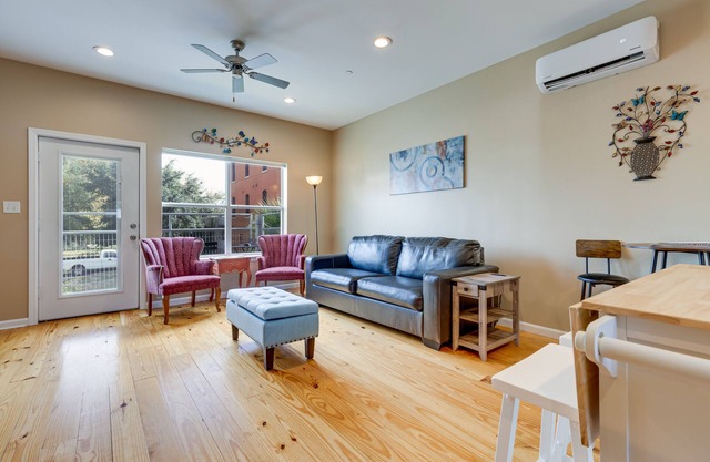 Game Room w/Pool Table! Downtown Mobile Condo