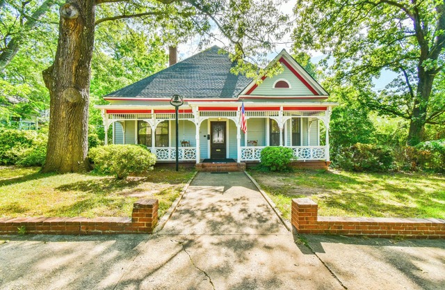 Gameday House Steps from Stadium Sleeps 12+ Kentucky & Ole Miss Game