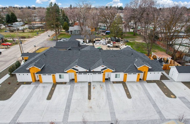 Garden City Retreat minutes to downtown Boise-Sleeps up to 21 in 10B/8B home