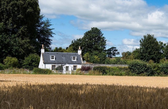 GARDEN COTTAGE - peaceful rural cottage in Scottish countryside