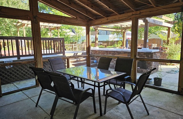 Garden Retreat close to Jordan Lake-Screened porch-fenced backyard-large deck