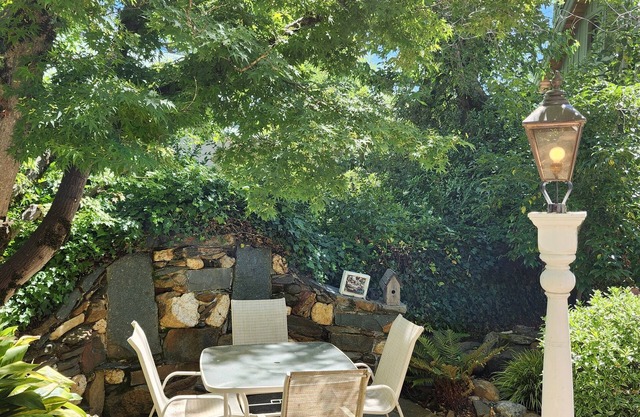 Garden Room | Walk to Wine, Food | Dog Friendly!