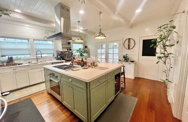 Garden Suite: Private Deck, Saltwater Hot Tub & Fast Wi-Fi