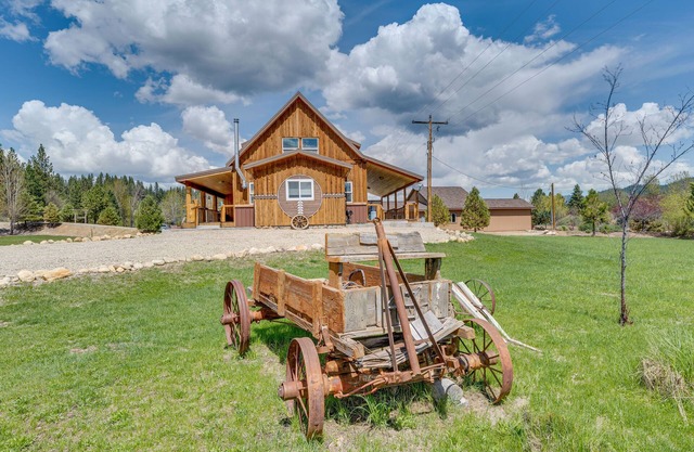 Garden Valley Cabin w/Teepee, Deck & Mtn Views!