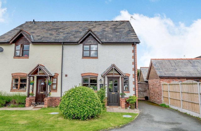 GARN, pet friendly, with a garden in Penybontfawr