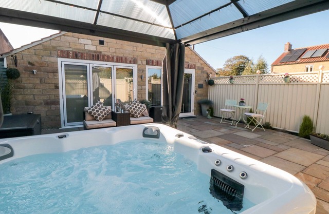 GARTHGATE HOLIDAY LODGE, pet friendly, with hot tub in Malton