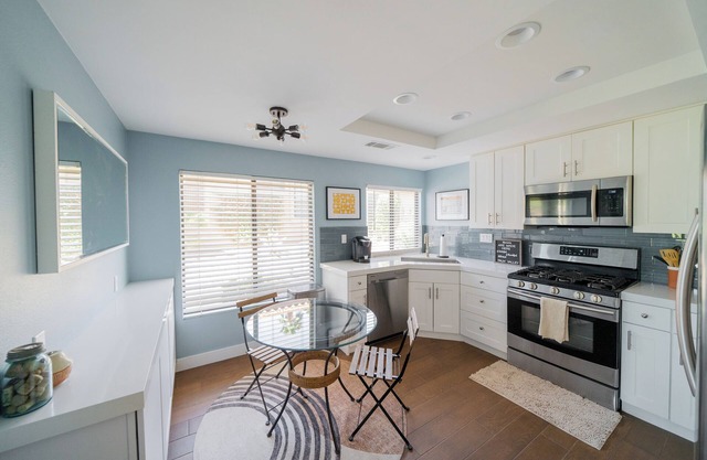 Gated 2BR/2BA - Views, hot tubs/pools and ping pong in a quiet community.