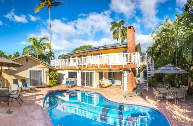 Gated Estate with Private Pool, Walk One Block to Beach or 8 blocks to Lahaina