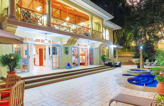 Gated Jungle Home: Security, 2 King Suites, Pool