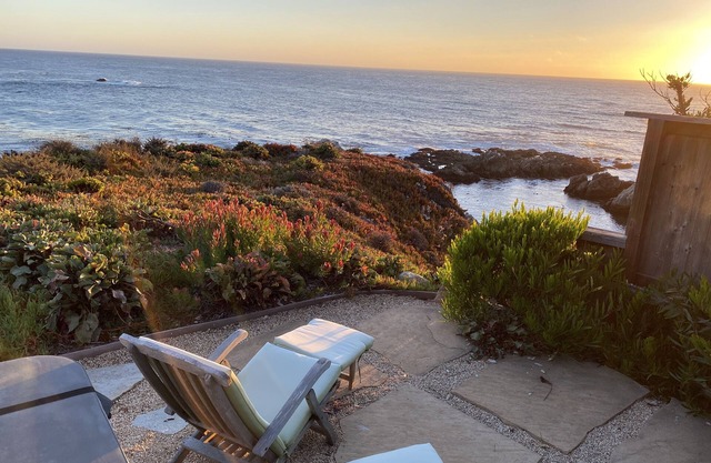 Gateway to Big Sur, 10 min to Carmel restaurants. Pebble Beach 8 miles away