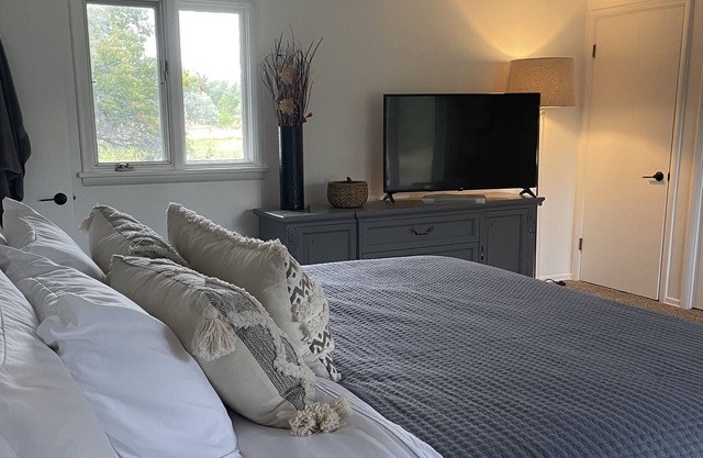 Gather around the fireplace and enjoy a cozy time!